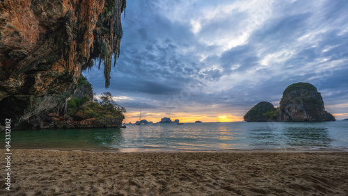 Obraz na płótnie sunset from railay beach, princess cave in krabi in thailand w salonie