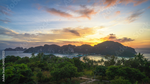 Obraz na płótnie sunset on ko phi phi viewpoint in thailand w salonie