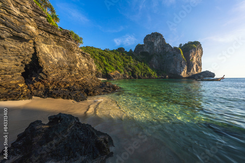 Obraz na płótnie sunset at nui beach on ko phi phi in thailand w salonie