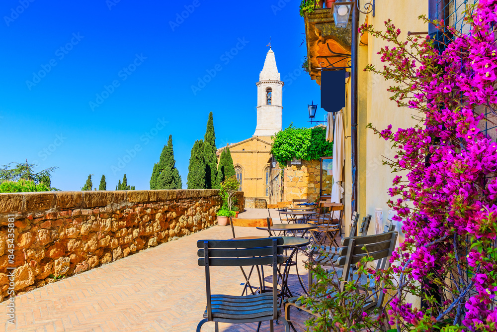 Φωτογραφία Tuscany, Italy. Street in the old town Pienza.
