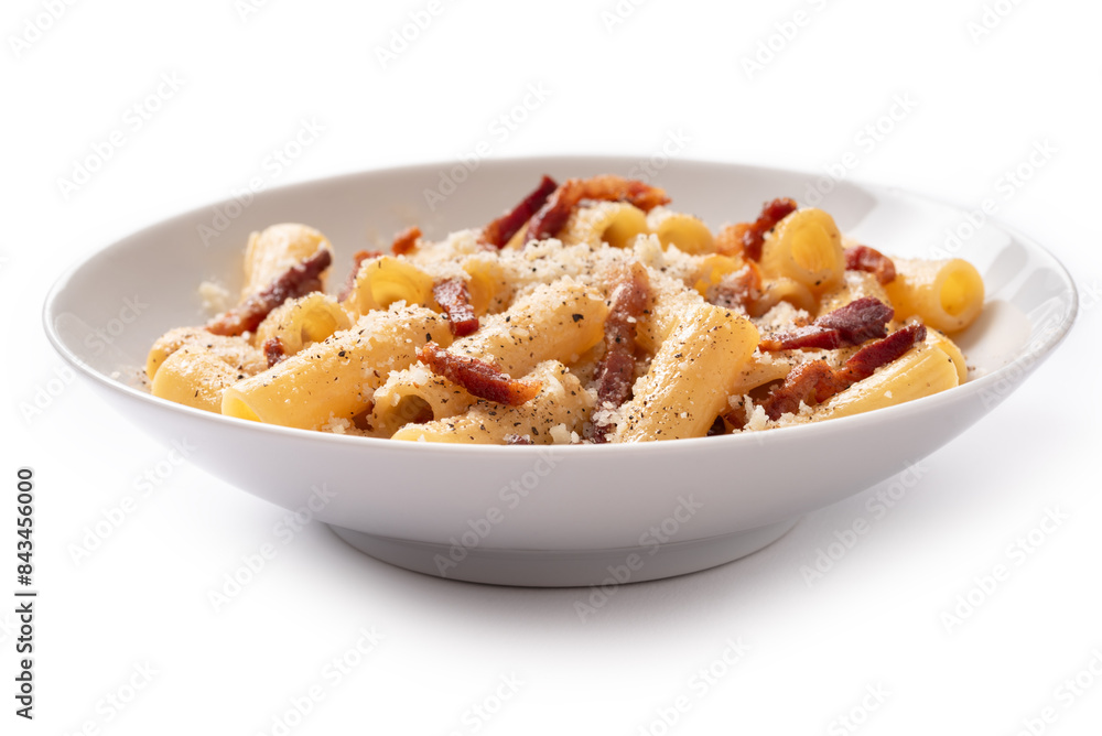 Piatto di rigatoni alla gricia, tipica ricetta di pasta romana con pecorino, guanciale e pepe nero, cibo italiano Piatto di rigatoni alla gricia, tipica ricetta di pasta romana con pecorino, guanciale e pepe nero, cibo italiano