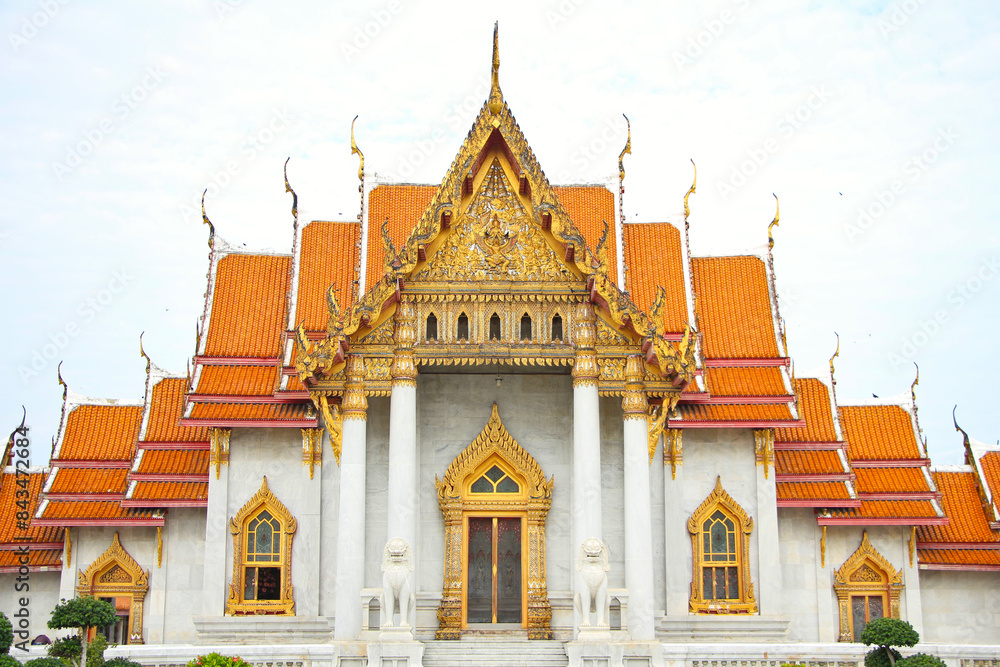 Fototapeta premium Magnificent Wat Benchamabophit in Bangkok, Thailand