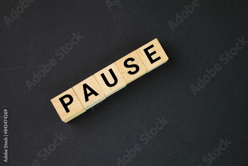 Fotografie wooden arrangement with the word pause