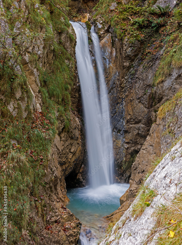 Obraz premium Wasserfall in der Wolfsklamm bei Stans in Tirol