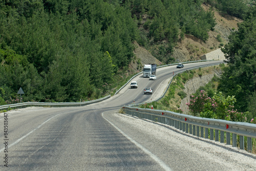 Foto Example of a car violating a traffic rule by overtaking a truck in a continuous