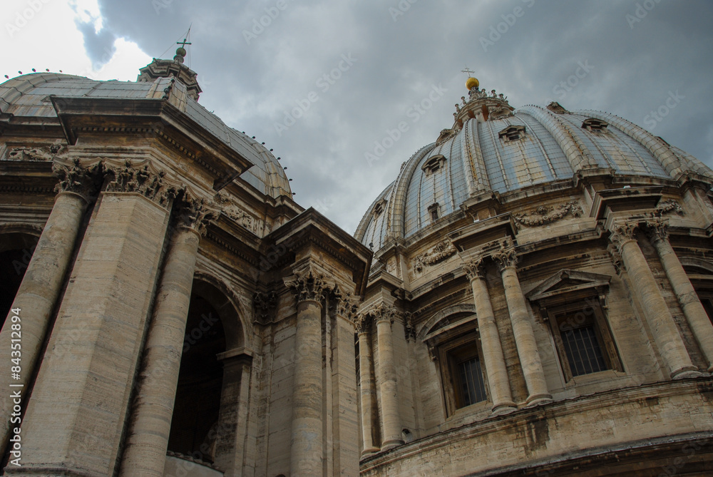 Obraz premium Dark clouds above St Peter Catherdral