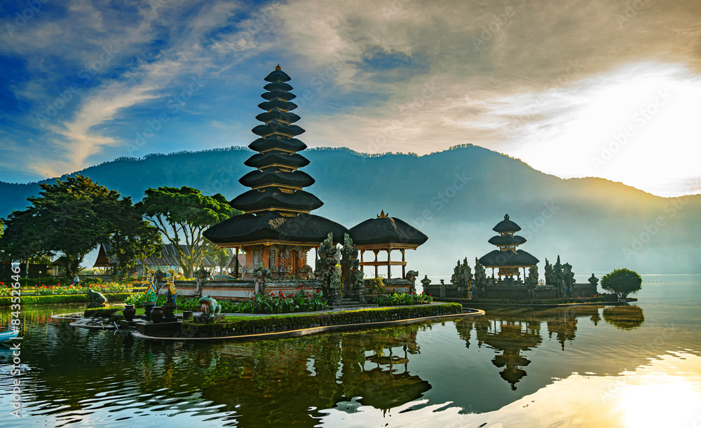 Fototapeta premium Ulun Danu Beratan temple, Bali, Indonesia