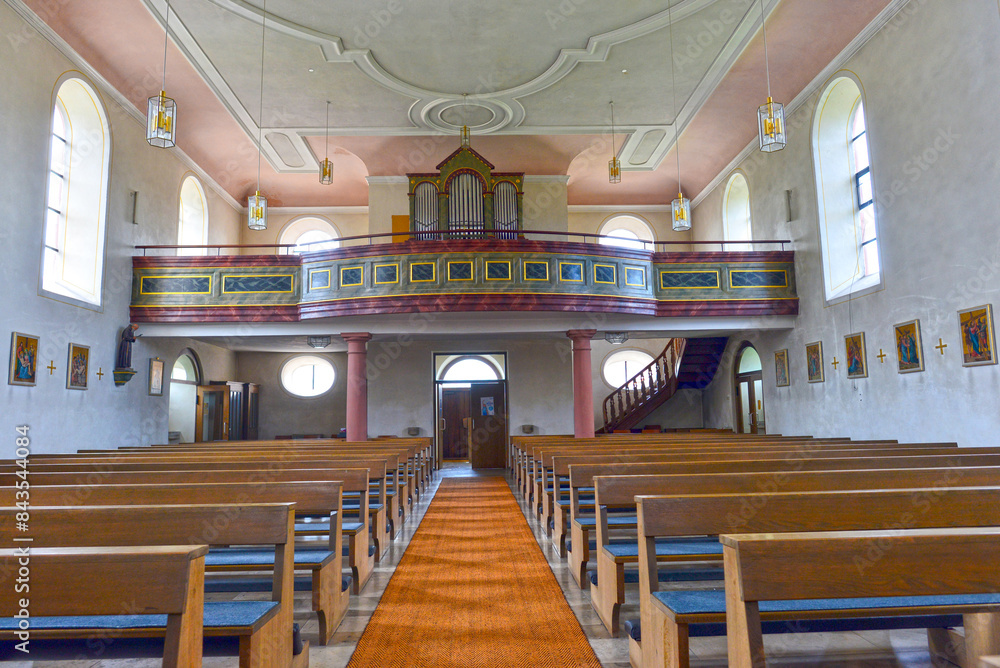 Obraz premium Innenansicht der Filialkirche St. Kilian und St. Bonifatius in Blankenbach im Landkreis Aschaffenburg