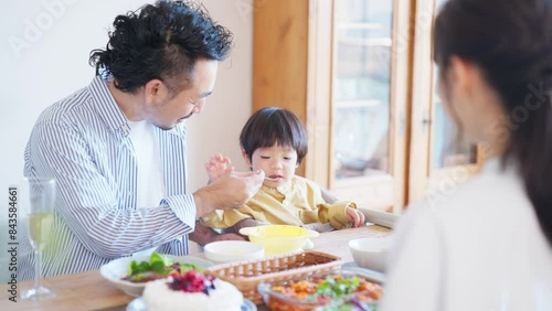 ダイニングで食事をする2歳の男の子