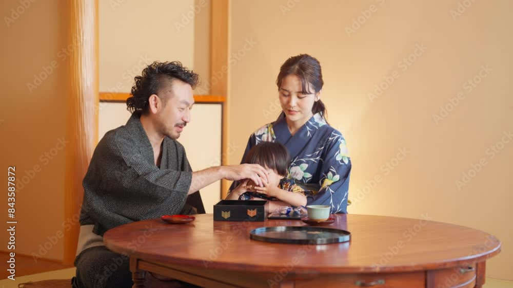 旅館でリラックスする3人家族