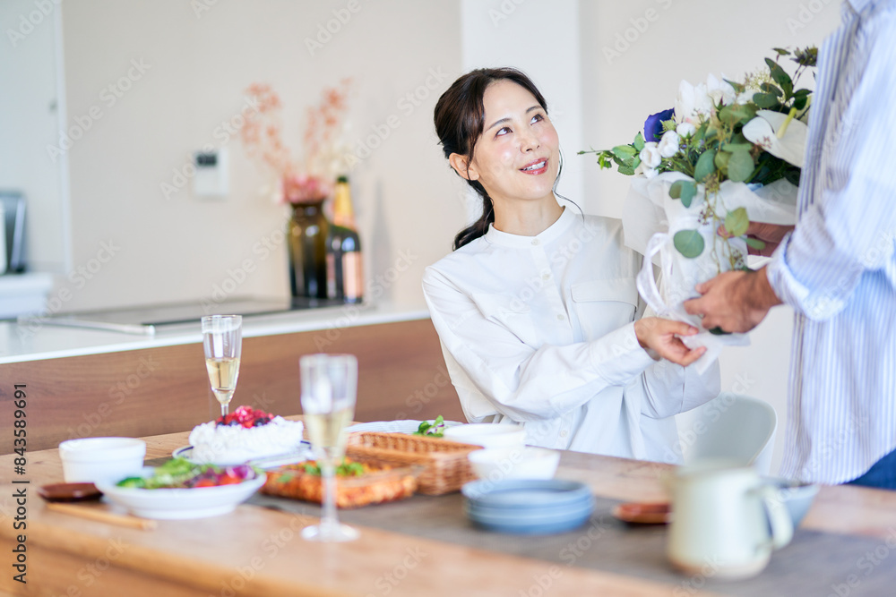 記念日に花束を渡す男性 記念日に花束を渡す男性