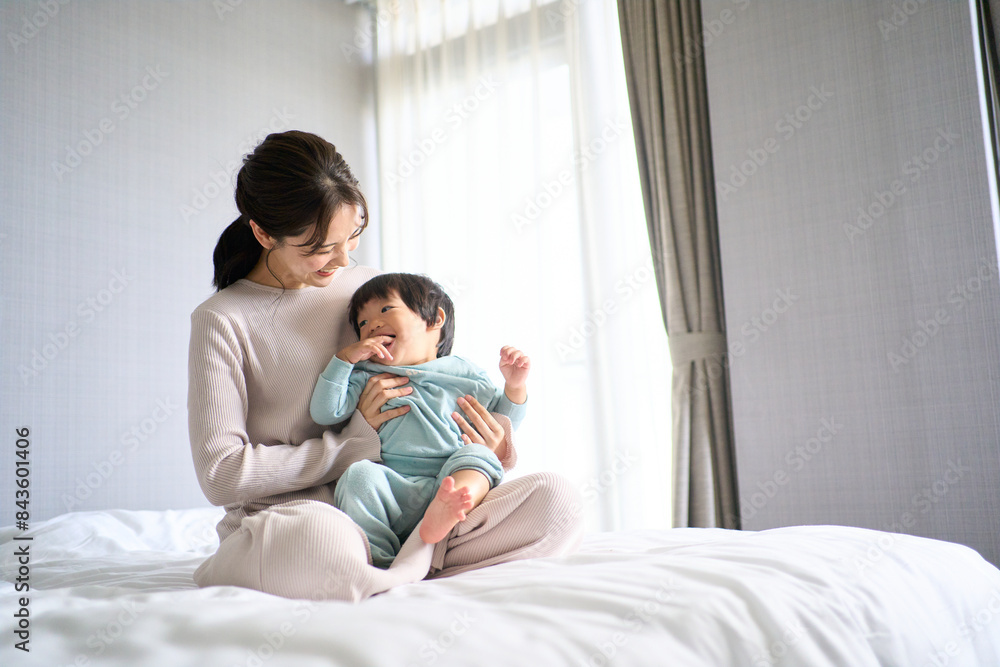ベッドで触れ合う母と1歳10ヶ月の息子 ベッドで触れ合う母と1歳10ヶ月の息子