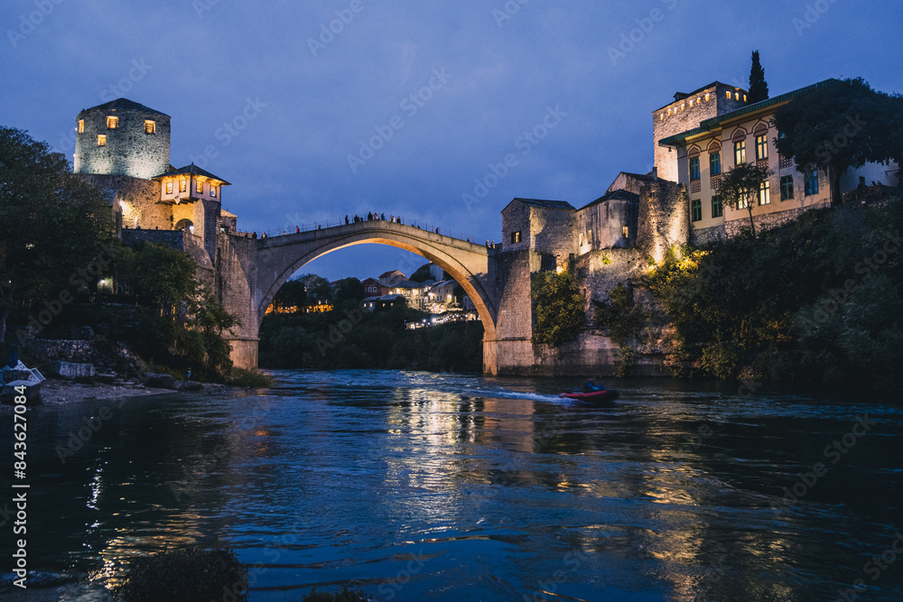 Fototapeta premium モスタルのスタリモスト橋の夜景
