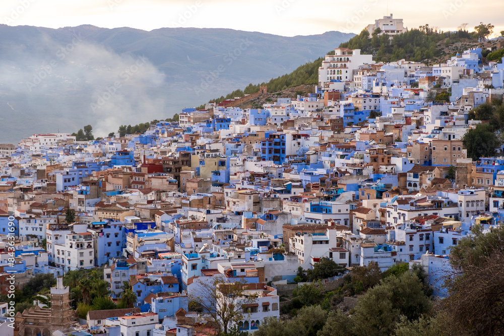 Fototapeta premium 夕暮れ時のモロッコの青い街シェフシャウエン