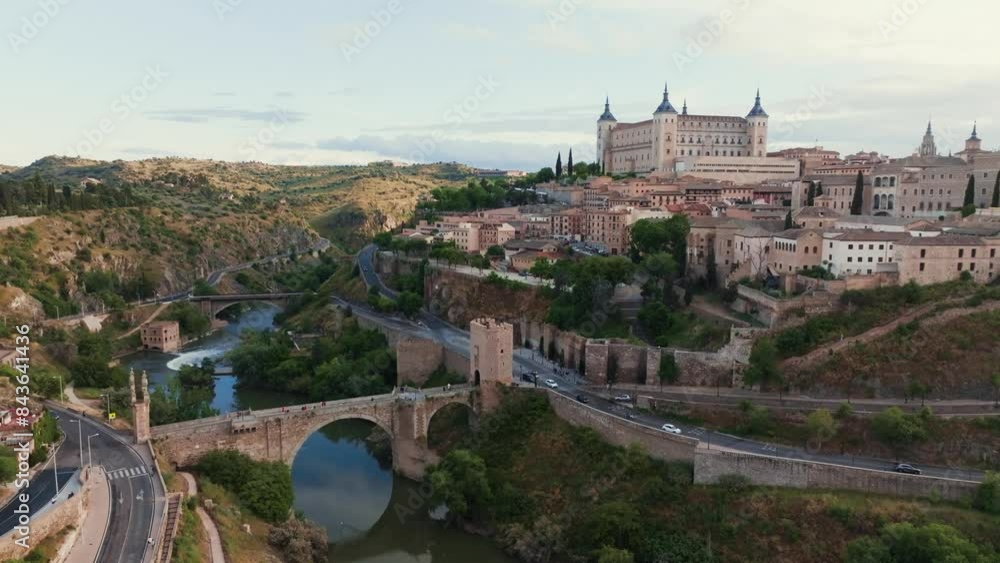 Plano aéreo con dron sobre la ciudad histórica medieval de Toledo, Castilla La Mancha, España. Río tajo junto al Puente de Alcántara y el Alcázar. Plano aéreo con dron sobre la ciudad histórica medieval de Toledo, Castilla La Mancha, España. Río tajo junto al Puente de Alcántara y el Alcázar.