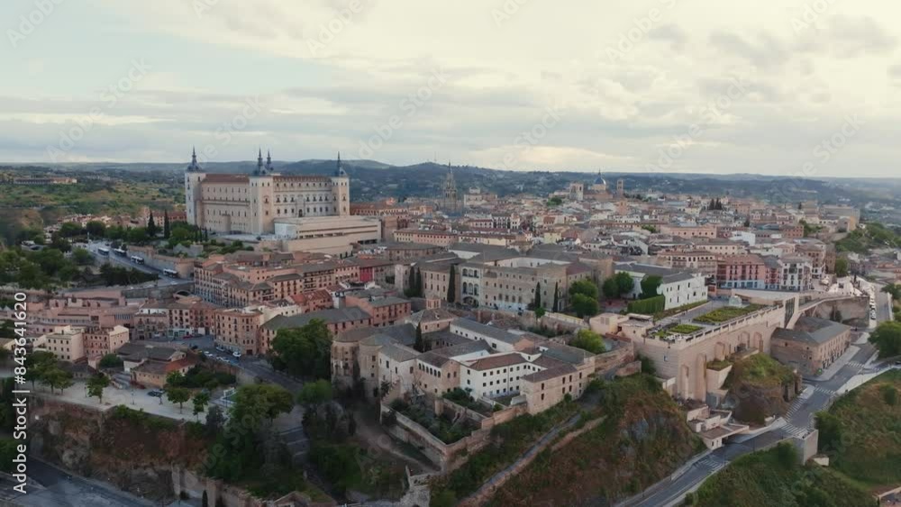 Plano aéreo con dron sobre la ciudad histórica medieval de Toledo, Castilla La Mancha, España. Río tajo junto al Puente de Alcántara y el Alcázar. Plano aéreo con dron sobre la ciudad histórica medieval de Toledo, Castilla La Mancha, España. Río tajo junto al Puente de Alcántara y el Alcázar.