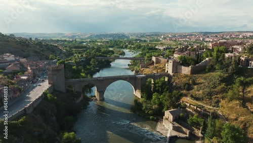 Plano aéreo con dron sobre el Puente de San Martín en Toledo, Castilla La Mancha, España. Ciudad histórica medieval y río Tajo.
