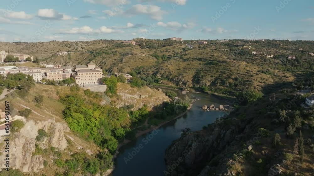 Plano aéreo con dron sobre el río Tajo en Toledo, Castilla La Mancha, España. Paisaje de ciudad histórica medieval. Plano aéreo con dron sobre el río Tajo en Toledo, Castilla La Mancha, España. Paisaje de ciudad histórica medieval.