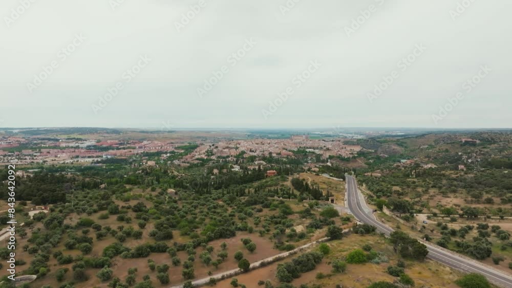 Plano aéreo con dron en Toledo, Castilla La Mancha, España. Paisaje de ciudad histórica medieval. Plano aéreo con dron en Toledo, Castilla La Mancha, España. Paisaje de ciudad histórica medieval.