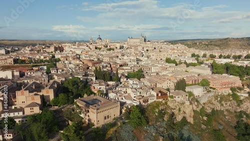 Plano aéreo con dron sobre la ciudad histórica medieval de Toledo, Castilla La Mancha, España.