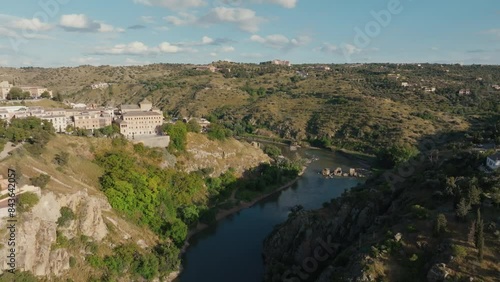 Plano aéreo con dron sobre el río Tajo en Toledo, Castilla La Mancha, España. Paisaje de ciudad histórica medieval.