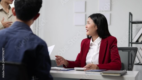 Wallpaper Mural Businesswoman talking during a meeting with colleagues to discuss planning new business projects. Torontodigital.ca