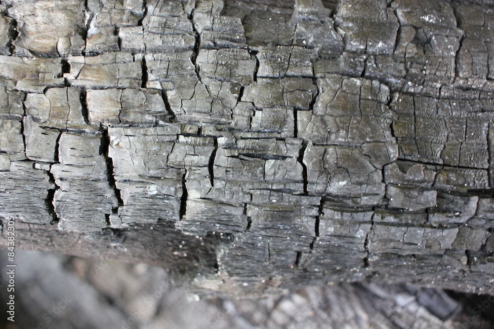 Obraz premium A pile of charcoal and firewood on a campfire.