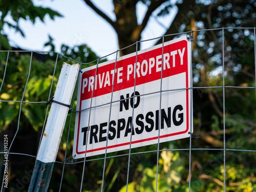 Fotografie no trespassing sign on a fence