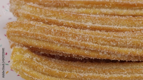 plusieurs churros empilés, en gros plan