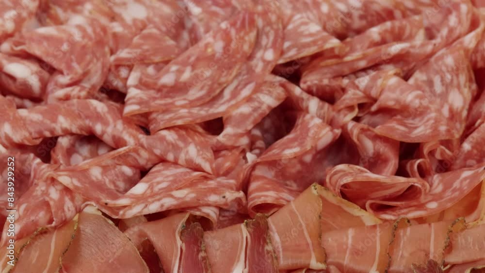 plateau de tranches de saucisson, en gros plan. plateau de tranches de saucisson, en gros plan.