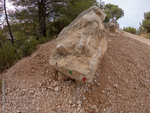 Obraz na płótnie Rocky hiking path in mountain range Massif des Calanques near Cassis at the French Riviera, France. Walking trail near Calanque d'en vau. w salonie