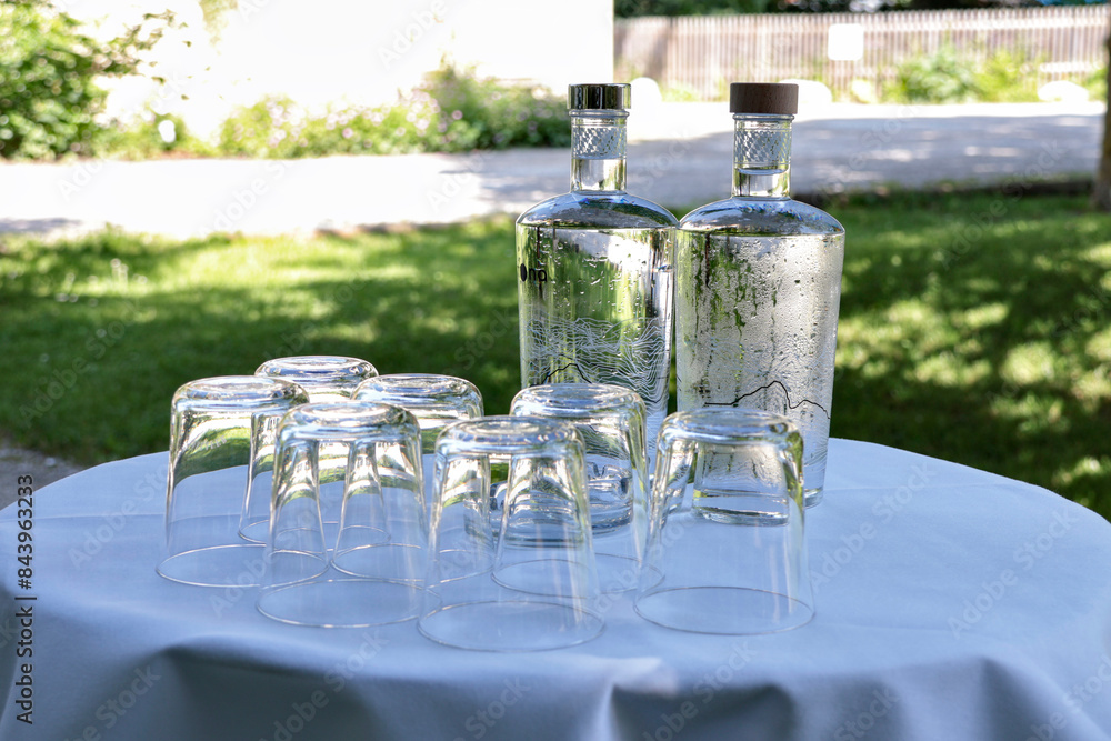 Wasser mit Sprudel und Stilles Wasser auf einem Tisch Wasser mit Sprudel und Stilles Wasser auf einem Tisch