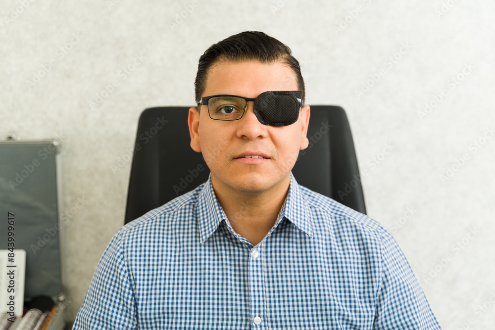 Obraz premium Professional eye care scenario: man in ophthalmologist's office wearing eye patch for recovery