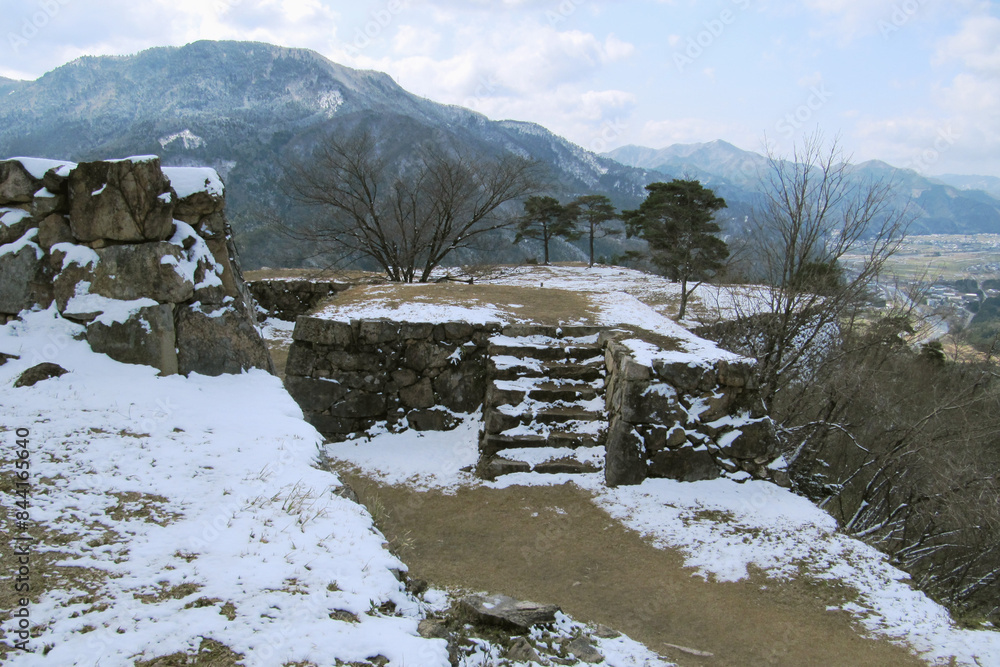 Fototapeta premium 淡雪が残る竹田城跡【日本百名城】日本兵庫県朝来市・3月