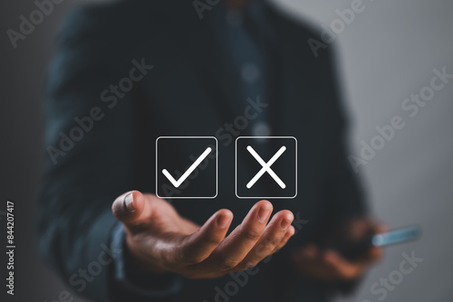 Foto Businessman showing check right and wrong choice The idea is to decide to vote