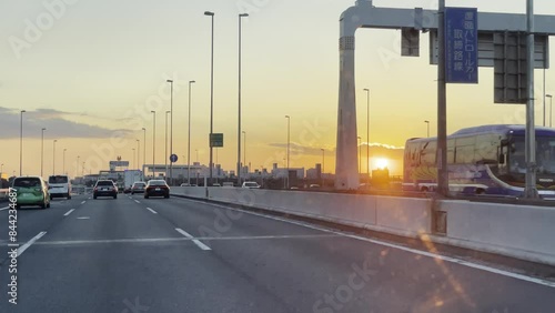 夕日の高速道路