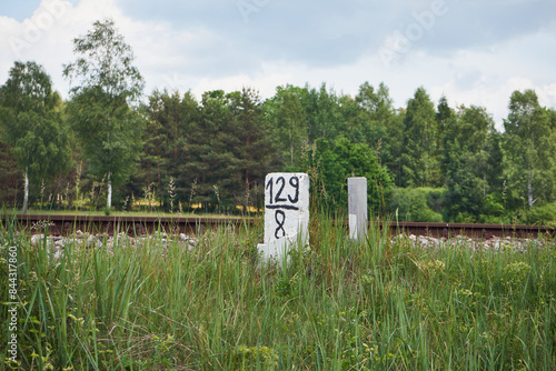 betonowy słupek ,tory  photo