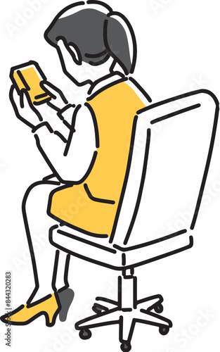 スマホを触る後ろ向きの女性