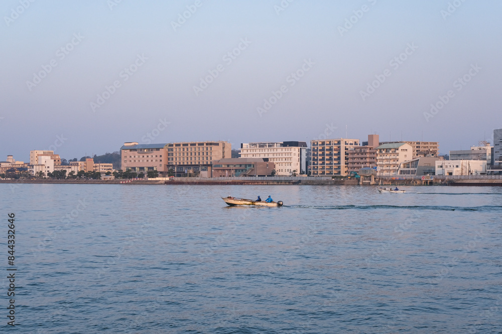 早朝の宍道湖へ漁に出る漁船と宍道湖温泉のホテル群 早朝の宍道湖へ漁に出る漁船と宍道湖温泉のホテル群