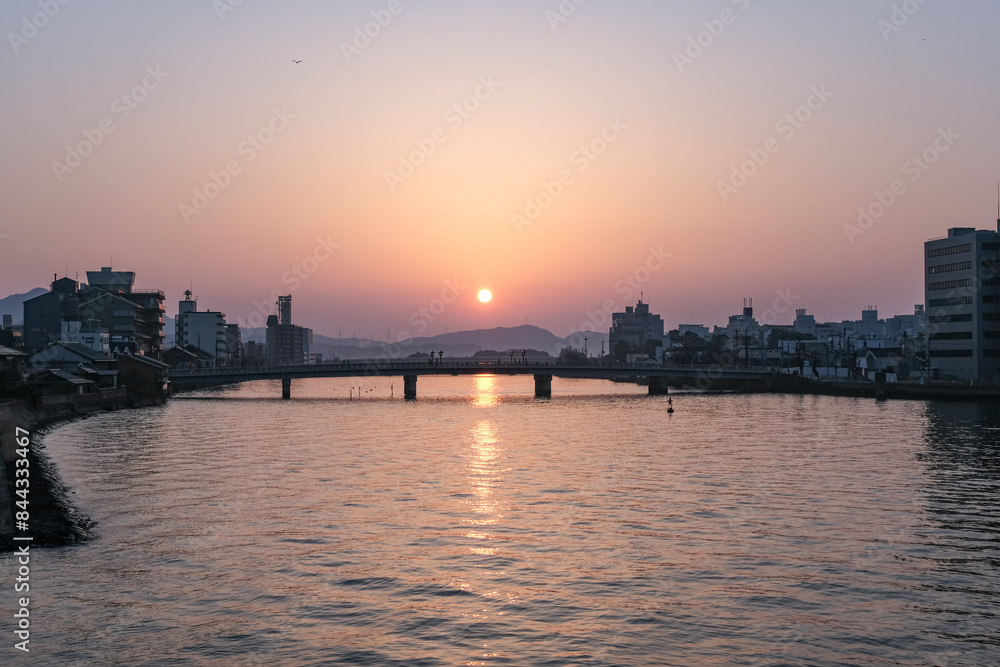 朝日が照らす松江の市街地と大橋川 朝日が照らす松江の市街地と大橋川