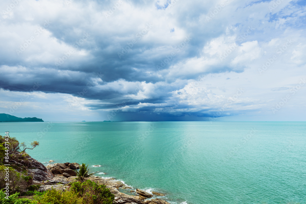 Obraz premium Cloudy sky over clear turquoise ocean