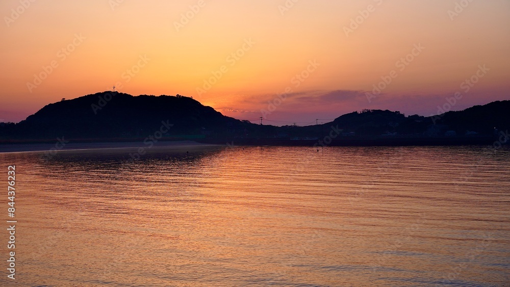 長崎県壱岐市の朝焼けの筒城浜海水浴場