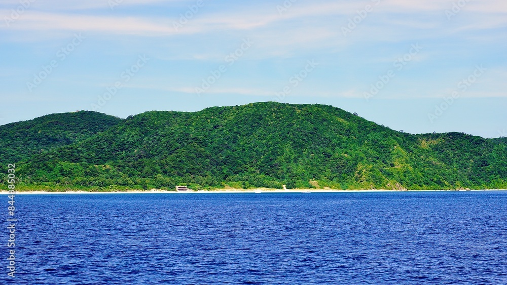 Obraz premium 沖縄県阿嘉島からみた慶良間諸島と海の風景