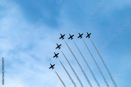Obraz na płótnie Aviones CASA C-101 de la patrulla águila dejando una estela