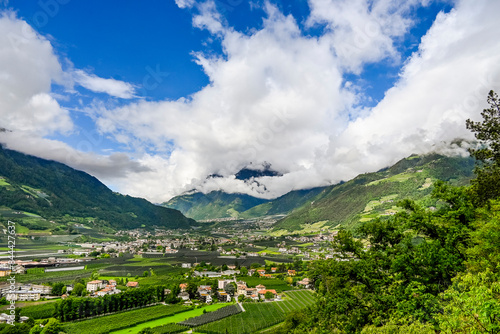 Algund, Dorf, Kirche, Waalweg, Weinberg Obstbäume, Vinschgau, Landwirtschaft, Südtirol, Frühling, Sommer, Italien photo