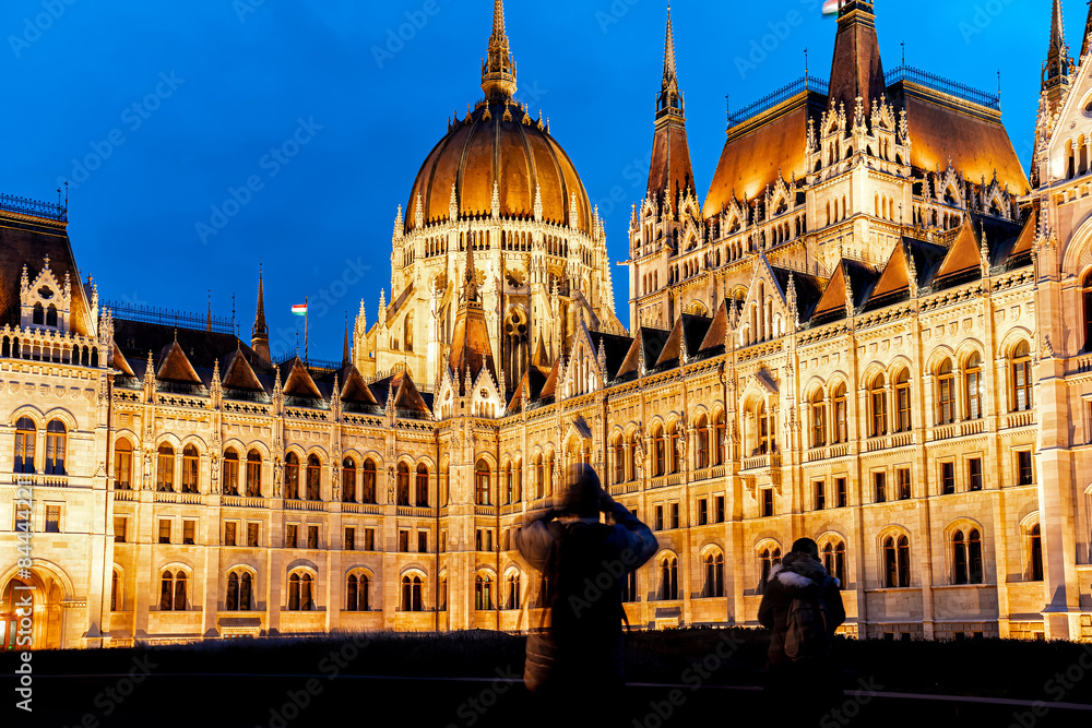 Obraz premium Majestic parliament building at twilight in Budapest, Hungary