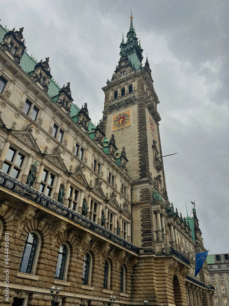 Hamburg city Hall, one of the most beautiful city halls in the world. Historicist style, it was inaugurated in 1897, it has a surface area of 17,000 m2 and a tower 112 m high with 436 steps Hamburg city Hall, one of the most beautiful city halls in the world. Historicist style, it was inaugurated in 1897, it has a surface area of 17,000 m2 and a tower 112 m high with 436 steps