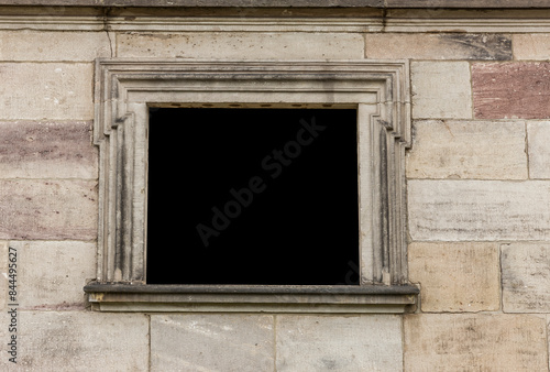 Mockup eines historischen Fensters in einer Steinfassade