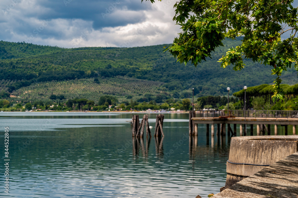 Fototapeta premium Paysage d'été au bord d'un lac