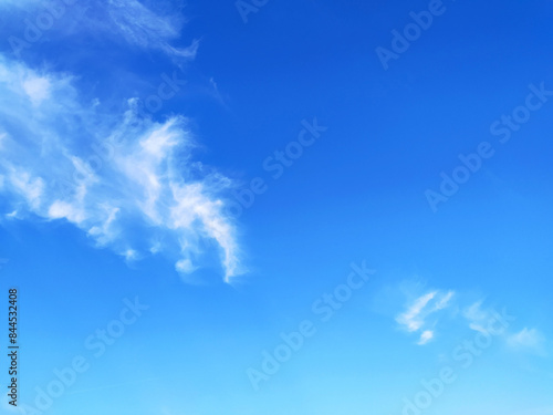 Foto Clear blue sky texture and white fluffy cloud nature background